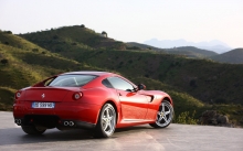 Красный Ferrari 599 на смотровой площадке в горах